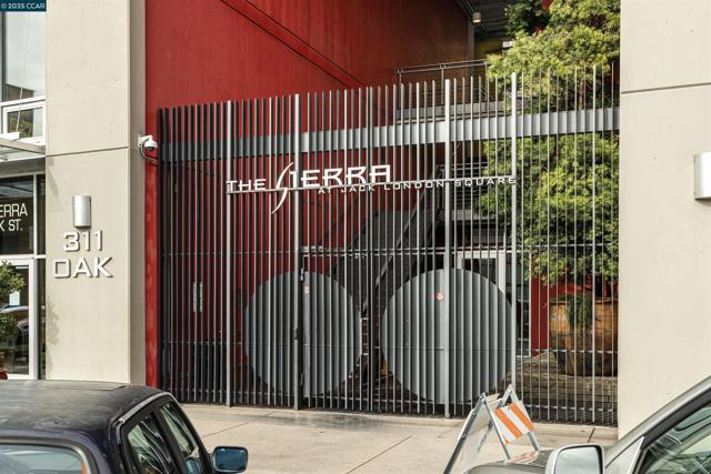 311 Oak St, Oakland CA: https://media.crmls.org/mediaz/463e275b-36eb-44c5-9c71-5cdf9d0a280a.jpg