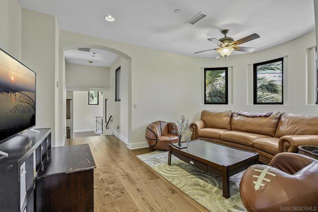 7335 El Fuerte St, Carlsbad CA: https://media.crmls.org/mediaz/463e4077-5600-4ae9-9de6-9312e902343b.jpg