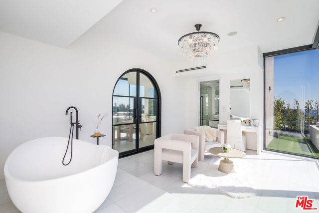 9406 Lloydcrest Drive, Beverly Hills CA: https://media.crmls.org/mediaz/463ec19f-f127-4783-b137-901cfa202321.jpg