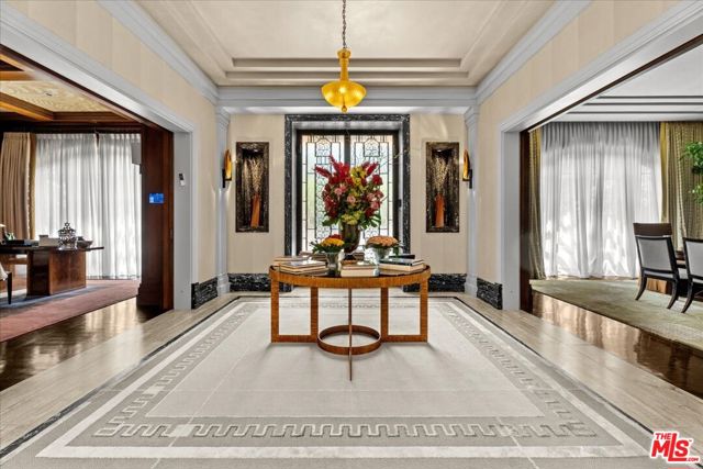 804 N Elm Drive, Beverly Hills CA: https://media.crmls.org/mediaz/463f0892-d854-4ab6-9c4f-f2fde6d8d909.jpg