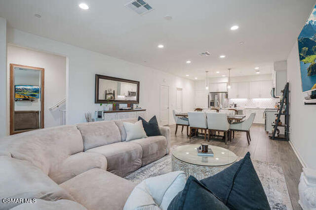 110 Red Brick Drive, Simi Valley CA: https://media.crmls.org/mediaz/463f1211-2704-4f43-9e88-440daf3aa71f.jpg