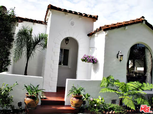 4125 Huron Avenue, Culver City CA: https://media.crmls.org/mediaz/463f1724-55c8-44d0-b647-8bd1b4cd8c6b.jpg