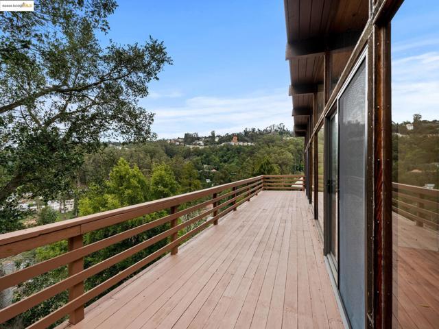 6866 Thornhill Dr, Oakland CA: https://media.crmls.org/mediaz/463f62a1-82e3-452c-b3c2-eeb68250016c.jpg
