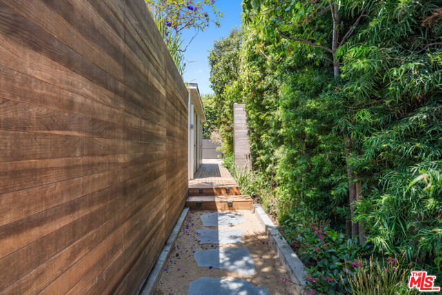 2425 Cloy Avenue, Venice CA: https://media.crmls.org/mediaz/463fa4fd-280e-45a5-932d-a37ee58a7134.jpg