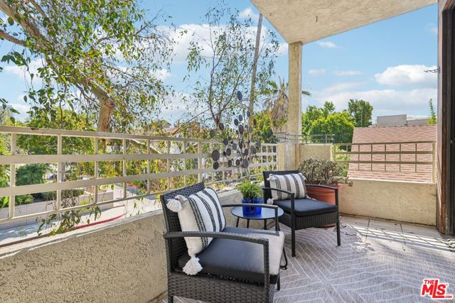 1209 Amherst Avenue, Los Angeles CA: https://media.crmls.org/mediaz/463fd35a-f253-42a1-956b-45b0b2a3a7ab.jpg
