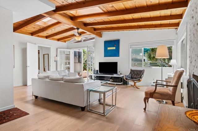 Detail Gallery Image 5 of 44 For 7209 Draper, La Jolla,  CA 92037 - 3 Beds | 3 Baths