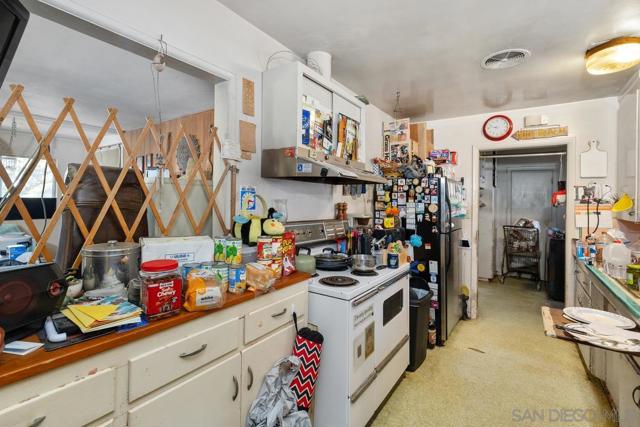 2747 Fairfield St, San Diego CA: https://media.crmls.org/mediaz/46417ec1-18b2-47ed-9ea9-dd91b59815dd.jpg