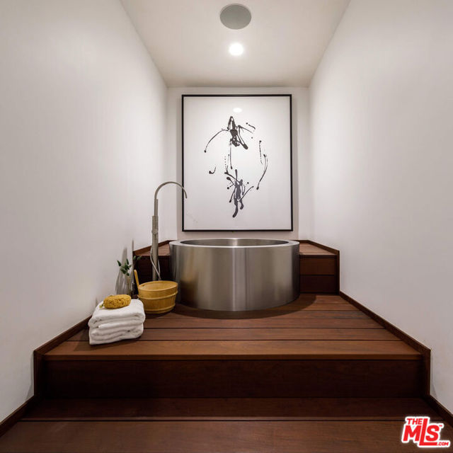 10697 Somma Way, Los Angeles CA: https://media.crmls.org/mediaz/4642915a-f5d0-469b-8beb-65db17e4afc2.jpg