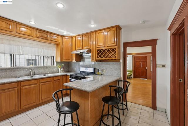 2514 21St Ave, Oakland CA: https://media.crmls.org/mediaz/46432a55-c5bc-44a8-848f-a88fe78f4443.jpg