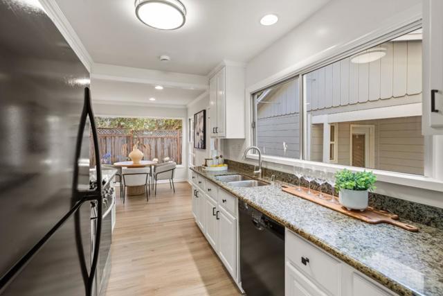 332 Camino Al Lago, Menlo Park CA: https://media.crmls.org/mediaz/4643899f-d3ae-4f8e-8f4e-53e04dfd2882.jpg