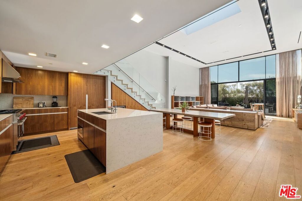 207 Hollister Avenue — image 1