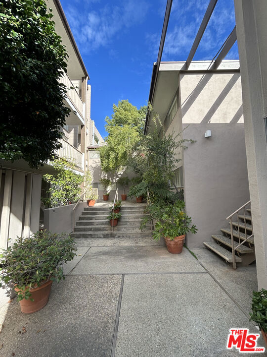 Drew Fenton | 833 Moraga Drive Los Angeles CA | MLS: 7495702