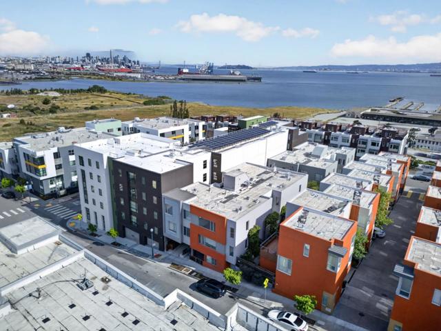 570 Innes Avenue, San Francisco CA: https://media.crmls.org/mediaz/464589eb-8f0c-4086-80cd-2c444fcd7c90.jpg