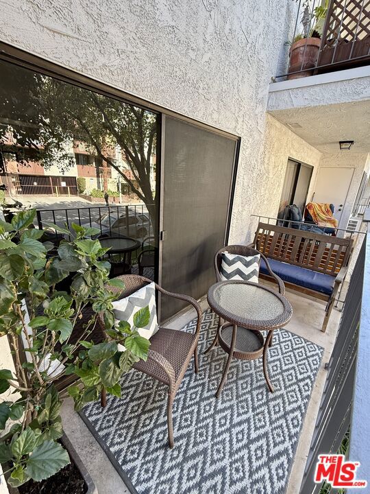 837 N West Knoll Drive, West Hollywood CA: https://media.crmls.org/mediaz/46474c28-49a1-47ed-96d6-49d3a272846c.jpg