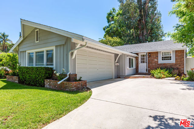 21924 Buena Ventura Street, Woodland Hills CA: https://media.crmls.org/mediaz/4647c928-edf4-40c2-8c4f-a035df322bc9.jpg