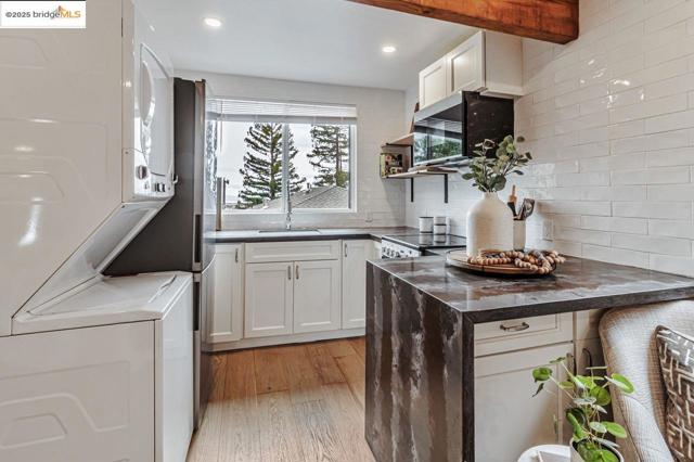 7900 Michigan Ave, Oakland CA: https://media.crmls.org/mediaz/46491153-7d72-46a1-980f-c9a689216c14.jpg