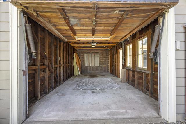 898 Union St, Alameda CA: https://media.crmls.org/mediaz/4649ff5f-10f7-4444-a7a9-548e2587a062.jpg