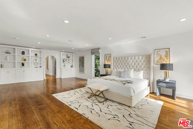 8828 Thrasher Avenue, Los Angeles CA: https://media.crmls.org/mediaz/464a56fb-ab39-4583-b178-b5c6c903ab81.jpg