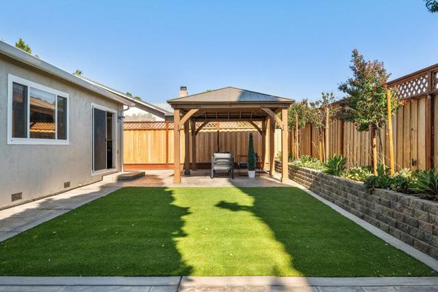 1800 McPeak Court, Tracy CA: https://media.crmls.org/mediaz/464ac4b0-d235-4ec0-91fc-8feb81bd5127.jpg