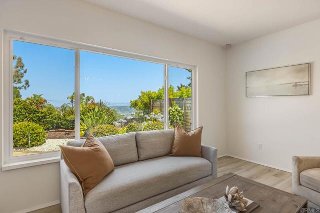 Detail Gallery Image 15 of 34 For 2476 Pinewood St, Del Mar,  CA 92014 - 3 Beds | 2 Baths