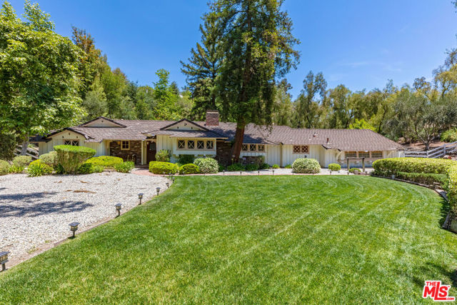 5854 Round Meadow Road, Hidden Hills CA: https://media.crmls.org/mediaz/464c44ed-4042-4c36-b9cc-ab9788801b4a.jpg