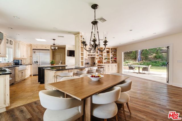 24901 Jim Bridger Road, Hidden Hills CA: https://media.crmls.org/mediaz/464d9999-c585-4cae-96ce-b27d8efb7fbc.jpg