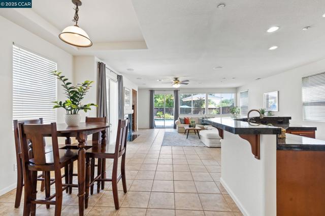 127 Sanford Ct, Brentwood CA: https://media.crmls.org/mediaz/464f9822-e38e-4cb5-8e43-5d7a1995964d.jpg