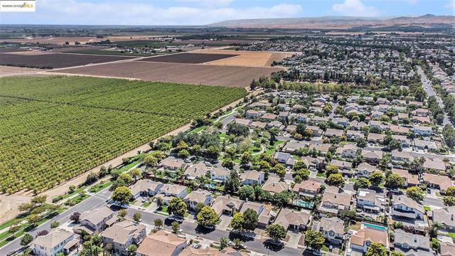 752 Jennifer Street, Brentwood CA: https://media.crmls.org/mediaz/464fc6ce-319b-423d-b87d-74d295c45c8d.jpg
