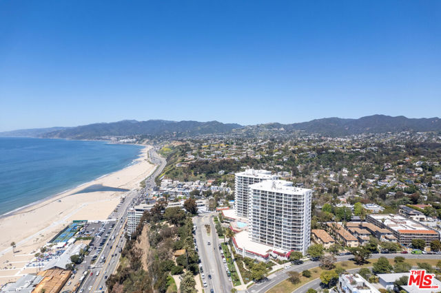 201 Ocean Avenue, Santa Monica CA: https://media.crmls.org/mediaz/464fff50-ba1e-4242-b872-db5122699857.jpg