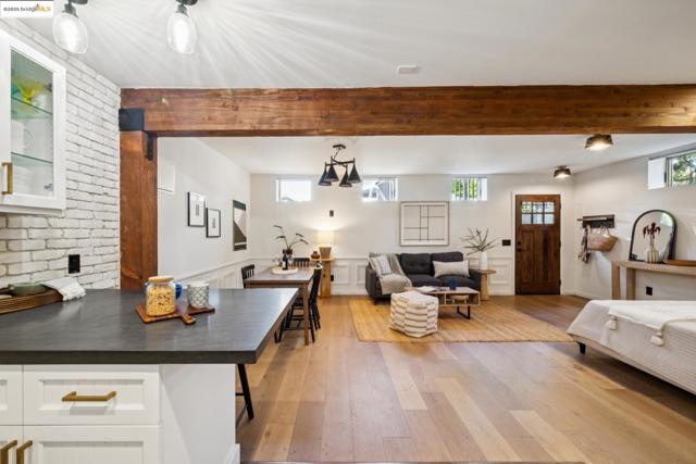 327 Hudson St, Oakland CA: https://media.crmls.org/mediaz/465217cf-211e-423b-b485-f9e794640e85.jpg