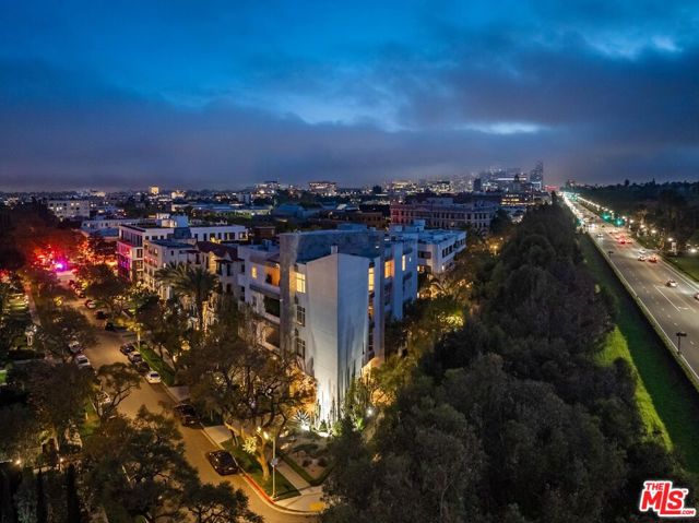 455 N Palm Drive, Beverly Hills CA: https://media.crmls.org/mediaz/46523dcf-60dd-4233-b555-b4b721397ebe.jpg