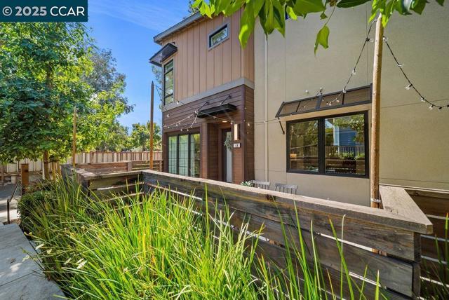 44 Analisa Ln, Walnut Creek CA: https://media.crmls.org/mediaz/4652aa47-0731-4c5e-953e-50720e3927c3.jpg
