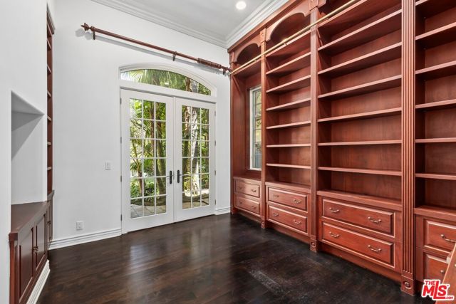 16718 Via Pacifica, Pacific Palisades CA: https://media.crmls.org/mediaz/4653b0ae-8f8b-4288-816a-0f5983baf2bc.jpg