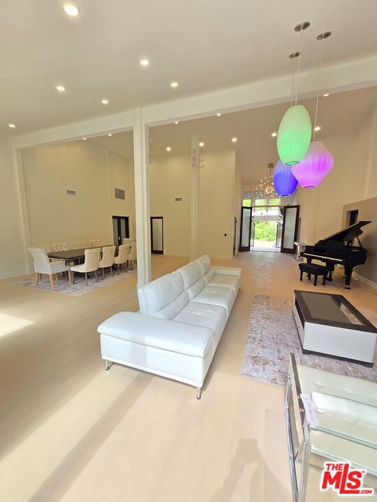 16544 Park Lane Circle, Los Angeles CA: https://media.crmls.org/mediaz/4653c451-b67b-4ba8-a239-f64acba91c53.jpg