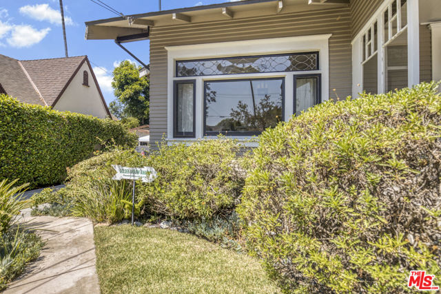 991 Palm Terrace, Pasadena CA: https://media.crmls.org/mediaz/46557406-ebe6-43a9-bd60-597b3050c000.jpg