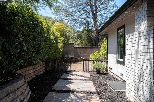 5644 ALHAMBRA HILLS CT, Martinez CA: https://media.crmls.org/mediaz/46562e95-d01d-4a15-a98c-432fcdf010a0.jpg