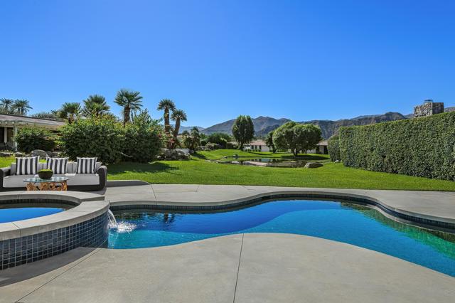 11 Sussex Court, Rancho Mirage CA: https://media.crmls.org/mediaz/46579752-2977-4400-b8c9-de52e9d2168c.jpg