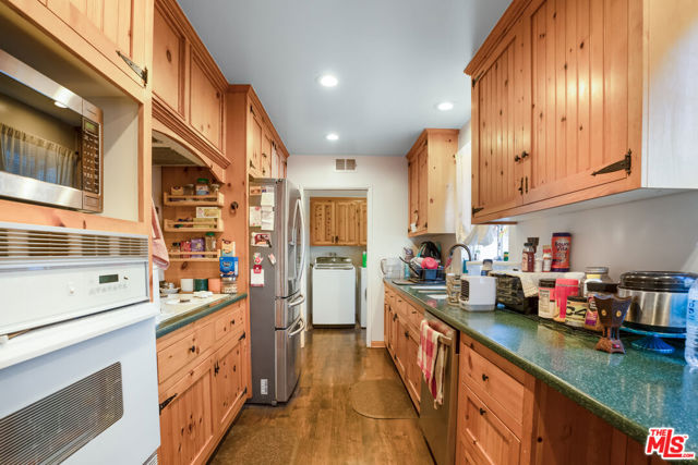 4141 Eileen Street, Simi Valley CA: https://media.crmls.org/mediaz/4658358a-650a-458b-8576-4d5b000f7afb.jpg