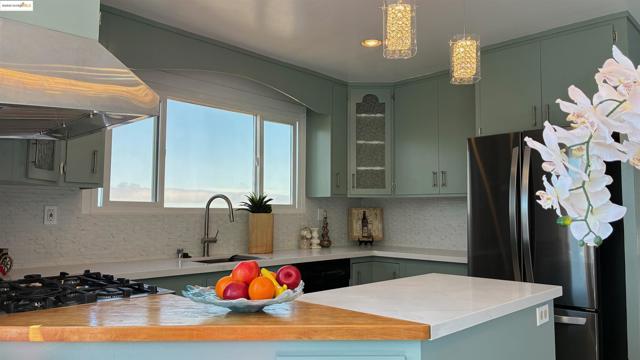 135 Alta Rd, Oakland CA: https://media.crmls.org/mediaz/46587391-021c-4c01-b3b8-40050217e407.jpg