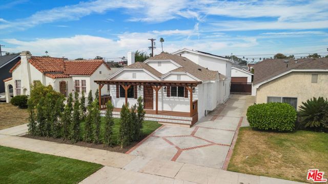 3815 W 60th Street, Los Angeles CA: https://media.crmls.org/mediaz/465921eb-476d-41c0-b1de-a783629c2699.jpg