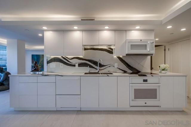 1750 Avenida Del Mundo, Coronado CA: https://media.crmls.org/mediaz/465bb4e5-f2a3-442f-a610-5f03df4d5ae1.jpg