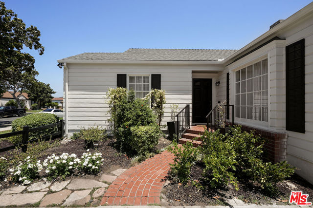 3860 Hepburn Avenue, Los Angeles CA: https://media.crmls.org/mediaz/465c1704-55bc-495c-8a0d-1f1e058fd1e1.jpg