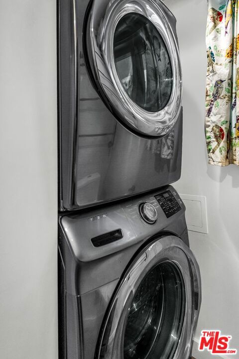https://media.crmls.org/mediaz/465d05fd-a5a7-496b-b0f8-a3d527a5314e.jpg?preset=X-Large