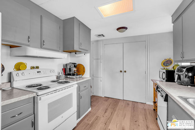 7 Lincoln, Cathedral City CA: https://media.crmls.org/mediaz/465e4b30-a71b-41a3-8f26-c3bb24ff2b31.jpg