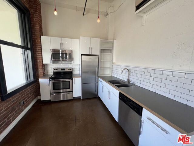 215 W 7th Street, Los Angeles CA: https://media.crmls.org/mediaz/465eac96-f2fb-4840-8f98-c55241062ecb.jpg