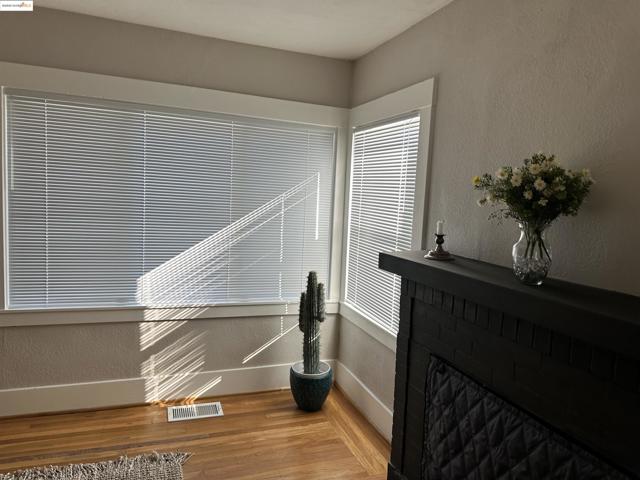 1937 87th Avenue, Oakland CA: https://media.crmls.org/mediaz/465ffff0-3349-456a-96b7-6ac519ce81b1.jpg