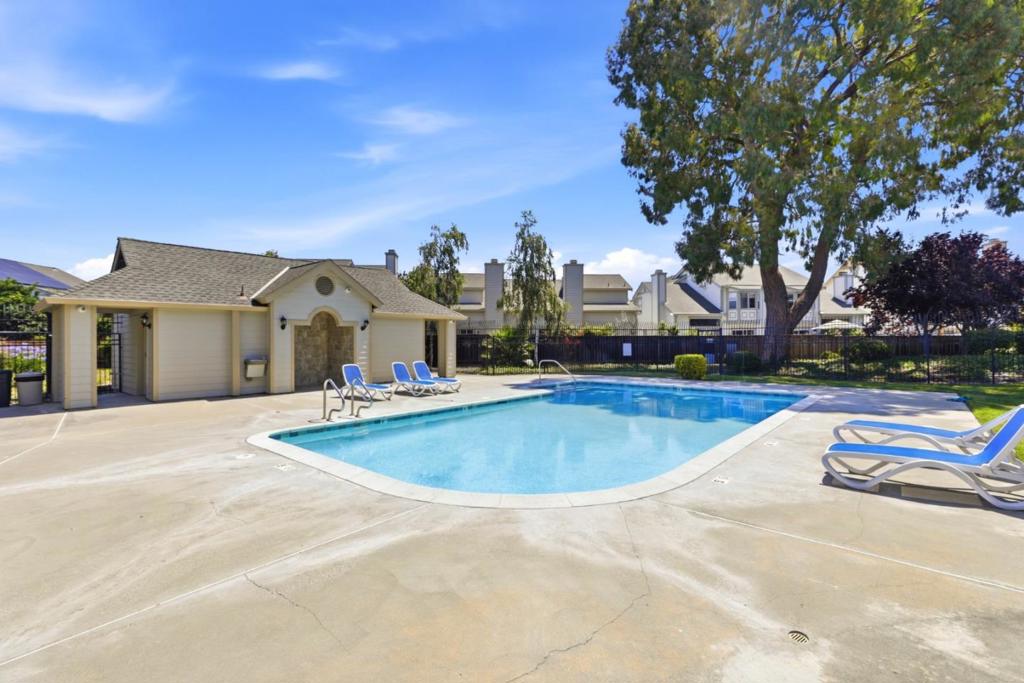 https://media.crmls.org/mediaz/46601b2c-84e6-42ba-9576-ae96648c395c.jpg?preset=X-Large