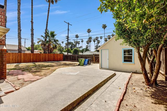 17400 Cantlay Street, Lake Balboa CA: https://media.crmls.org/mediaz/46608bcd-bf65-418a-863e-6007551e206d.jpg