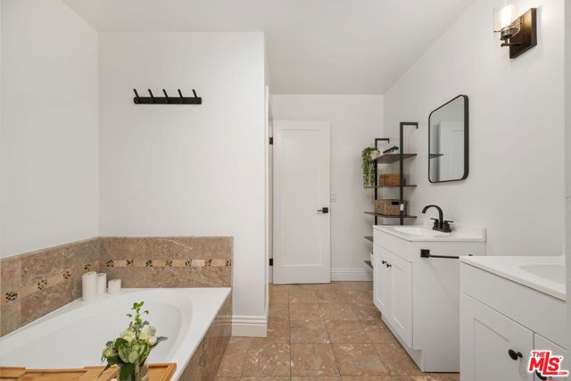 306 BORA BORA Way, Marina del Rey CA: https://media.crmls.org/mediaz/4660a512-ffc6-4575-9a8f-f9858c4ad9a0.jpg