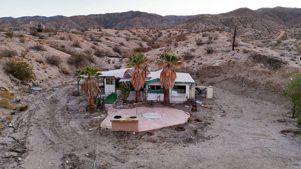 https://media.crmls.org/mediaz/466108e7-2503-4dc9-80d3-9f4984b713ed.jpg?preset=X-Large